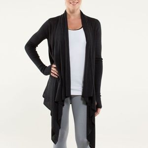 Lululemon Universal Wrap- Black😍